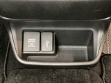アクセサリーソケットはUSBのアダプターなどをつければ、スマホの充電にも使えます。横にはナビゲーション用の外部入力可能なUSB端子がついており、周辺には物が置けるボックスがついています。