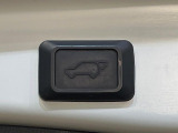 【パワーバックドア】スマートキーや運転席のボタンを押すだけでリアゲートが自動で開閉します!荷物を持っている時や、高い位置にあるバックドアを閉める際に便利な機能です♪