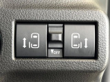 【両側パワースライドドア】スマートキーや運転席のスイッチで後席両側スライドドアの開閉が可能♪電動だから力を入れてドアを開ける必要が無く、小さなお子様でも簡単に開け閉めでき快適です♪