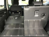 リヤシートを倒すと大きな荷物も搭載可能です。
