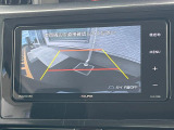 【バックカメラ】駐車時に後方がリアルタイム映像で確認できます。大型商業施設や立体駐車場での駐車時や、夜間のバック時に大活躍!運転スキルに関わらず、今や必須となった装備のひとつです!