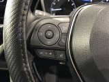 ステアリングスイッチ付きで、運転中に視線を前に向けたまま操作できます。