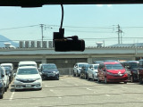 後方も見逃さない。リアドラレコが、あなたのドライブをサポート。