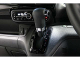 インパネシフトだから視線の移動も少なく足元もスッキリ♪運転席もゆったりしているのでゆとりを持ってドライブできますね!
