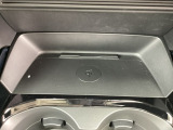 機種によりますが、置くだけで携帯電話の充電が可能です。
