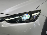 【LEDヘッドライト】悪天候や夜間走行時も良好な視界を確保し安心して運転できる高輝度LEDヘッドライトを装備!点灯速度が早く、消費電力も抑えられています。