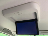 【フリップダウンモニター】大画面モニターで後席でもエンタメをお楽しみいただけます。小さなお子様にも大人気の装備です♪