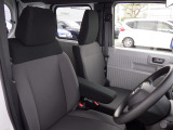運転席は大きな座面と包み込むような背もたれが身体全体を支えます。上質なシートを採用し長時間の運転やコーナーの多い道も快適です。座ったときの頭上スペースも余裕たっぷりでロングドライブも楽チンです♪