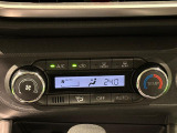 作動状態が一目でわかる液晶ディスプレイ付きAUTOエアコンを装備しています♪室内の温度を設定するとセンサーが室温を感知して、温度、風量を自動的にコントロ-ルして快適な空間を作ってくれます!