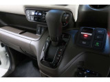 インパネシフトだから視線の移動も少なく足元もスッキリ♪運転席もゆったりしているのでゆとりを持ってドライブできますね!