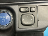 ドアミラーを室内からコントロールする事が出来るリモコンミラースイッチ、室内からミラーの開閉が可能な電動格納ミラーです!
