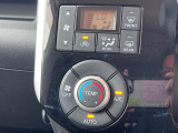 【オートエアコン】一度お好みの温度に設定すれば、車内の温度を検知し風量や温度を自動で調整。暑い&hellip;寒い&hellip;と何度もスイッチ操作をする必要はありません。快適な車内空間には必須の機能ですね♪