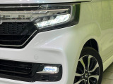 【LEDヘッドライト】悪天候や夜間走行時も良好な視界を確保し安心して運転できる高輝度LEDヘッドライトを装備!点灯速度が早く、消費電力も抑えられています。