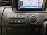 【オートエアコン】一度お好みの温度に設定すれば、車内の温度を検知し風量や温度を自動で調整。暑い&hellip;寒い&hellip;と何度もスイッチ操作をする必要はありません。快適な車内空間には必須の機能ですね♪