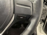 ステアリングスイッチ付きで、運転中に視線を前に向けたまま操作できます。