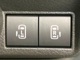 【両側パワースライドドア】スマートキーや運転席のスイッチで後席両側スライドドアの開閉が可能♪電動だから力を入れてドアを開ける必要が無く、小さなお子様でも簡単に開け閉めでき快適です♪