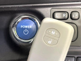 【スマートキー】カバンやポケットに入れたままでもドアの施錠・解錠が可能なスマートキーを装備。エンジンのオン・オフ時もカギを取り出す必要が無いからとっても便利です♪