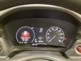 ハイブリット車専用のメーターです。右側の大型スピードメーターに加え、ステアリングスイッチを使って左のマルチインフォメーション・ディスプレイで燃費や動力伝達などの情報が見れるようになっています。