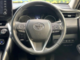 インテリアに合わせたデザインのステアリングは、運転される方のことも考え、運転しやすい形状、大きさです。是非一度、実際に触ってお確かめください。