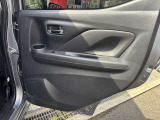 窓の開閉も楽々♪大きなサイドウィンドウは見晴らしのよさ、運転のしやすさを実感できます。