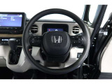 運転中もハンドルでの操作が可能です。特に高速道路等の目が離せない運転時には、便利さだけでなく、安全性も兼ね備えております。