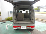 リヤシートは、分割して倒せるので、乗員や荷物に合わせてアレンジ可能です。