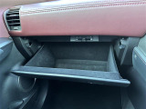 【グローブボックス】大容量のグローブボックスです!!車検証ケース他、日頃使う小物類の収納スペースもたくさんあります!