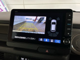 リバースギアに入れるだけで後方の表示へ切り替わります。夜間や雨の日の駐車も楽になりますよ。