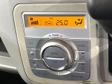 【オートエアコン】一度お好みの温度に設定すれば、車内の温度を検知し風量や温度を自動で調整。暑い&hellip;寒い&hellip;と何度もスイッチ操作をする必要はありません。快適な車内空間には必須の機能ですね♪