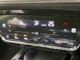 【オートエアコン】一度お好みの温度に設定すれば、車内の温度を検知し風量や温度を自動で調整。暑い&hellip;寒い&hellip;と何度もスイッチ操作をする必要はありません。快適な車内空間には必須の機能ですね♪