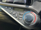 【オートエアコン】一度お好みの温度に設定すれば、車内の温度を検知し風量や温度を自動で調整。暑い&hellip;寒い&hellip;と何度もスイッチ操作をする必要はありません。快適な車内空間には必須の機能ですね♪