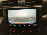 【バックモニター】駐車時に後方がリアルタイム映像で確認できます。大型商業施設や立体駐車場での駐車時や、夜間のバック時に大活躍!運転スキルに関わらず、今や必須となった装備のひとつです!