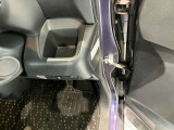 運転席側前部にドリンクホルダーあります♪運転中でも手が届きやすい位置にあって使い易いです♪