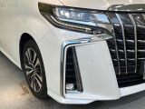 【シーケンシャルターンランプ付きLEDヘッドライト】人気の『流れるウィンカー』付きのLEDヘッドライトを装備♪高級感はもちろん、点灯時は存在感たっぷりで他車からも認識されやすく安心です。