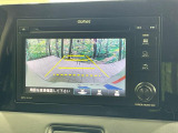 【バックカメラ】駐車時に後方がリアルタイム映像で確認できます。大型商業施設や立体駐車場での駐車時や、夜間のバック時に大活躍!運転スキルに関わらず、今や必須となった装備のひとつです!