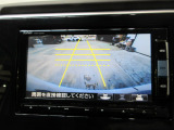 バックカメラの画像です。ガイドラインがスムースな車庫入れをサポートいたします。車庫入れの安心感がアップしますね。