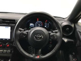 【ハンドル】ドライバーに寄り添う快適な操作フィールをもたらすステアリングです。