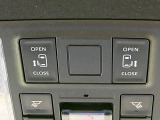 【両側パワースライドドア】スマートキーや運転席のスイッチで後席両側スライドドアの開閉が可能♪電動だから力を入れてドアを開ける必要が無く、小さなお子様でも簡単に開け閉めでき快適です♪