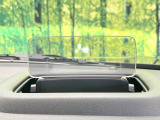 【ヘッドアップディスプレイ】現在の速度や走行情報をデジタル表示で運転席前方のガラスに投影!運転中、目線をずらさず必要な情報を確認できるのでとっても便利で安心!