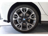 【BMWアロイホイール】軽量かつ強度に拘ったアロイホイール。走行性能ポテンシャルを引き出す設計。タイヤのサイドウォールが強化されたランフラットタイヤは、パンク時にタイヤがつぶれてもリムから外れません。
