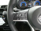 ナビの音量など車両情報を手元で操作できるハンドルスイッチ付き。