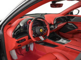 こちらは左ハンドルのお車でございます。内装色はRosso Ferrariを選択しております。