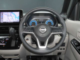 ステアリングハンドルです。オーディオコントロールスイッチが付いて運転中でも手元でオーディオの操作が出来て便利ですよ。