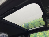 【サンルーフ】開放感たっぷりの希少装備、サンルーフが装着されています!車内に明かりを取り入れたり景色を楽しむ以外にも、車内の空気も簡単に換気できて快適です!