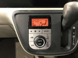 【オートエアコン】一度お好みの温度に設定すれば、車内の温度を検知し風量や温度を自動で調整。