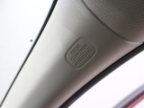万一の側面衝突に備えて、胸部へのダメージを軽減するサイドエアバッグを装備