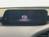 【8.8インチマツダコネクト】車内の雰囲気にマッチした大型のディスプレイ。スマホ接続でのナビ使用やBluetooth再生等、様々な機能が楽しめます。直感的なダイヤル操作が可能で、使い勝手も良好です。
