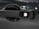 メルセデスが誇る安全装備。正面のメルセデス・ベンツのロゴエンブレムには、ただの飾りではございません!なんとその中に安全を守るレーダーが入っています♪