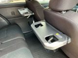 運転席及び助手席後ろには後席用テーブル&ドリンクフォルダーを装備☆