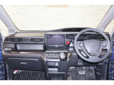 操作性に優れた運転席となります!小物入れや各ボタンの配置にこだわり、使いやすいです!座り心地もよく視認性も良好なのでロングドライブもお任せ下さい!